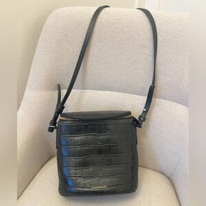 Cuero & Mor Black Genuine Leather Crocodile-Embossed Crossbody (Made in Spain)
